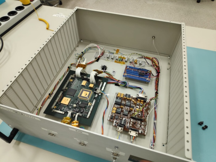 Interior del EIS (Electrical Interface Simulator) del instrumento RLS