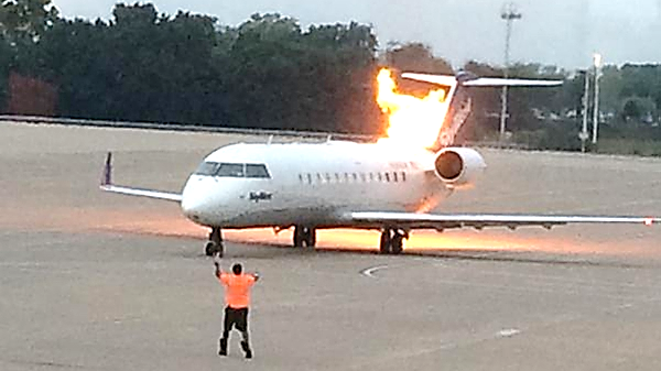 Avión que se incendió en la pista del Aeropuerto Internacional de Nashville, Tennessee