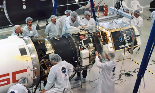 Operarios trabajando en la integración de MINISAT en el cohete portador